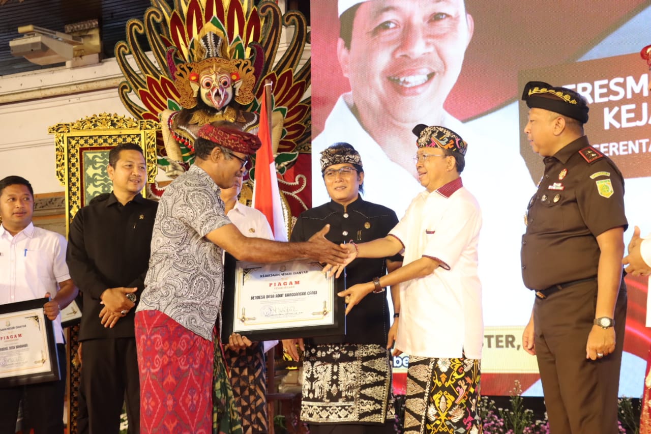 GIANYAR, BALINEWS.ID – Kepala Kejaksaan Tinggi (Kejati) Bali, Ketut Sumedana, memberikan tiga nasihat penuh makna kepada Gubernur Bali, Wayan Koster, saat meng…