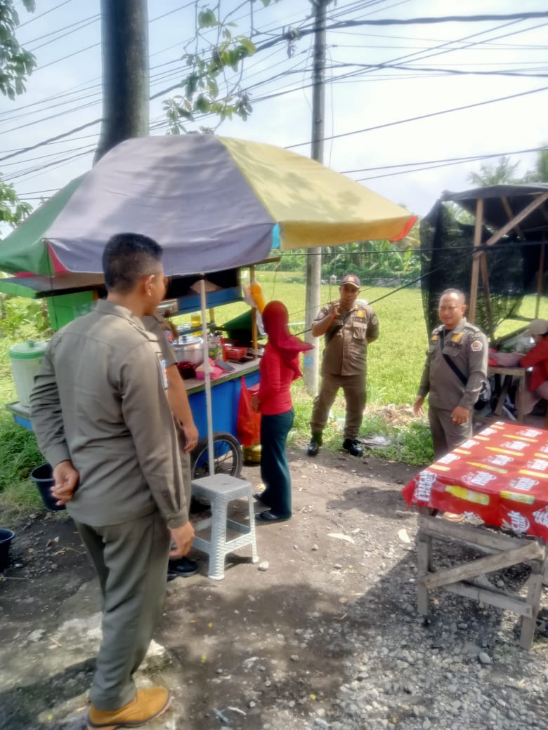 GIANYAR, BALINEWS.ID - Satuan Polisi Pamong Praja (Satpol PP) Kabupaten Gianyar melakukan penertiban terhadap pedagang kaki lima dan pemasangan spanduk yang me…