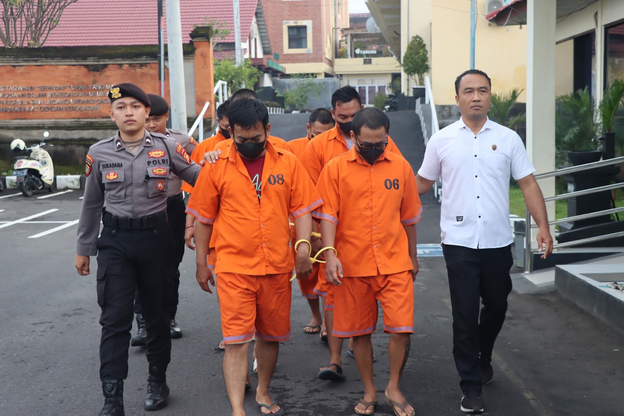 KARANGASEM, BALINEWS.ID - Satuan Reserse Narkoba (Resnarkoba) Polres Karangasem berhasil mengamankan enam tersangka pengedar narkotika jenis sabu di tiga tempa…