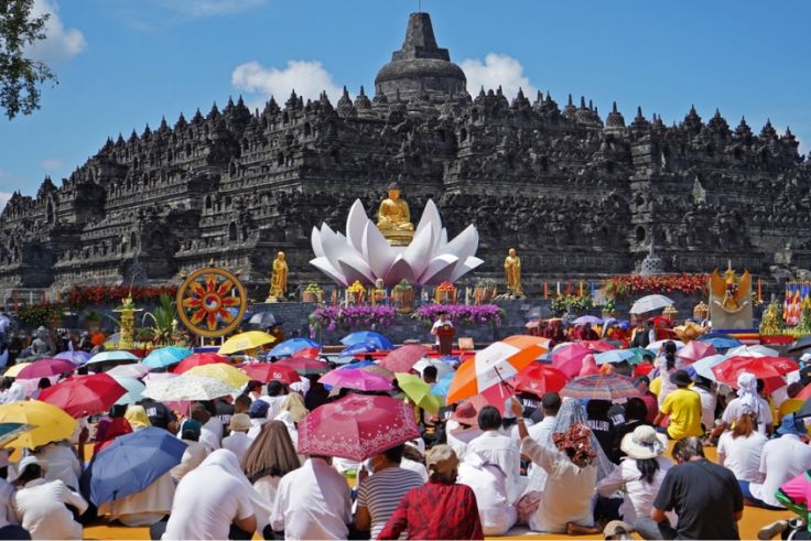 NASIONAL, BALINEWS.ID – Menyambut Hari Raya Tri Suci Waisak 2569 BE yang jatuh pada Senin, 12 Mei 2025, umat Buddha di seluruh Indonesia tengah mempersiapkan d…