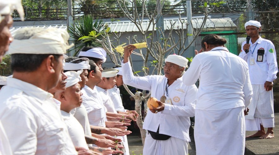 BANGLI, BALINEWS.ID - Sebanyak 26 narapidana atau Warga Binaan di Lembaga Pemasyarakatan (Lapas) Narkotika Kelas IIA Bangli mengikuti Upacara Pewintenan atau p…