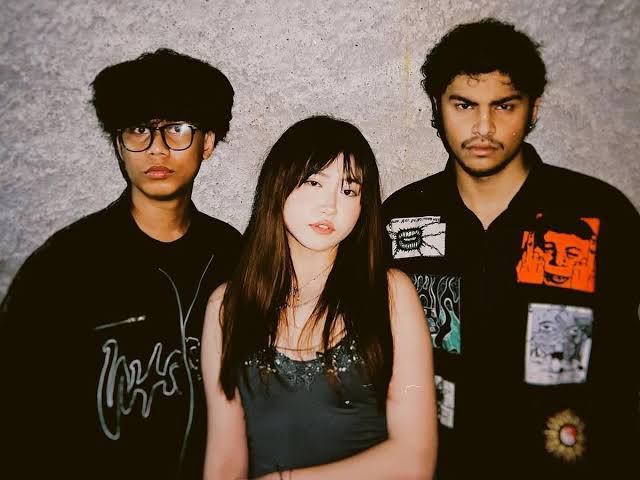 HIBURAN, Balinews.id - Setelah sukses lewat Lagu Garam Madu, Naykilla, Tenxi, dan Jemmi kembali mencuri perhatian publik dengan merilis single terbaru mereka b…