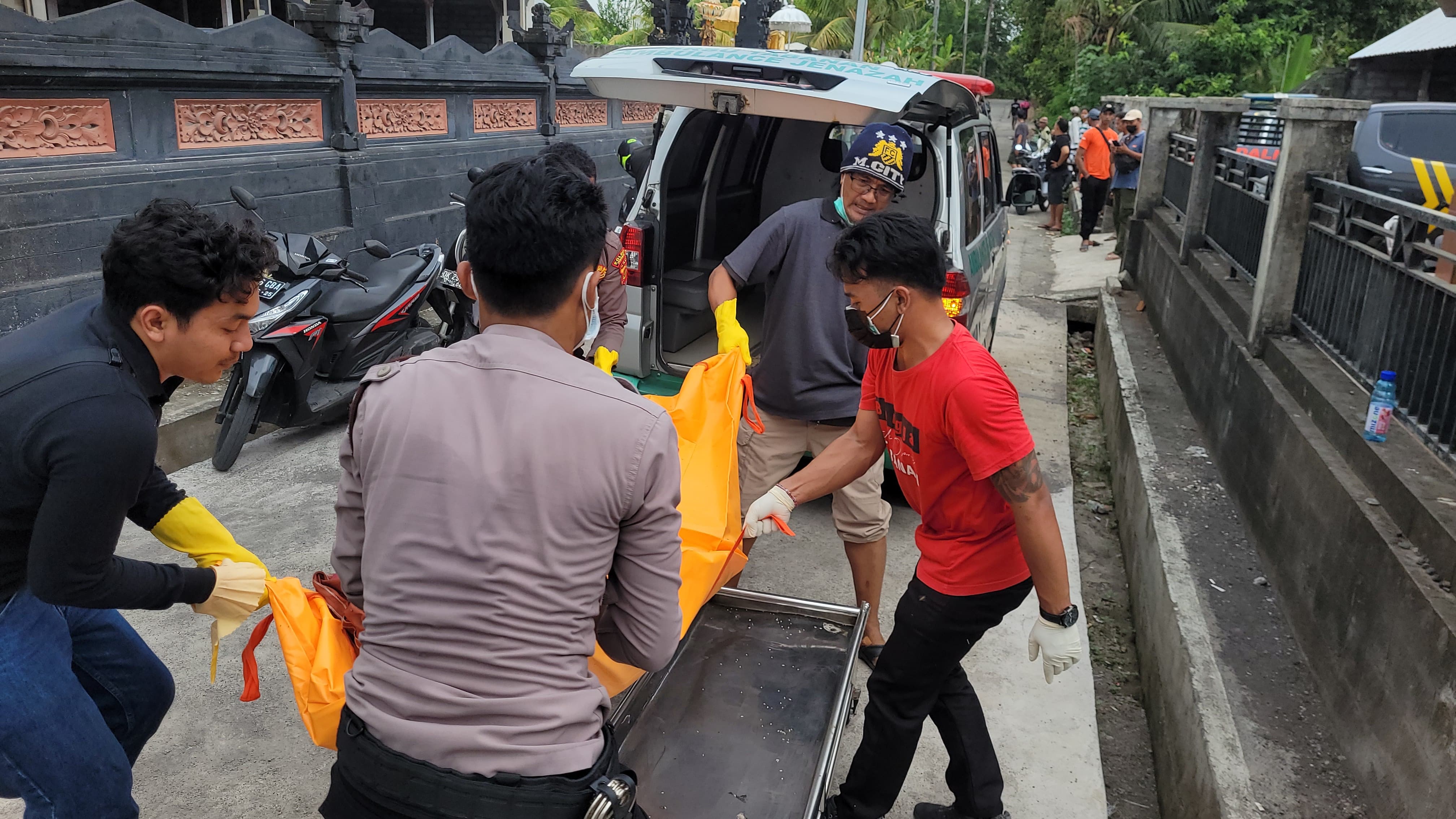 TABANAN, BALINEWS.ID - Warga Desa Pangkung Tibah, Kecamatan Kediri, Tabanan, digegerkan dengan penemuan mayat pria tanpa identitas di tepi Sungai Tukad Yeh Bum…