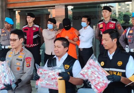 BADUNG. BALINEWS.ID - Seorang pria asal Australia berinisial L.A.A. (43) ditangkap aparat gabungan Bea Cukai Ngurah Rai dan Direktorat Reserse Narkoba Polda Ba…