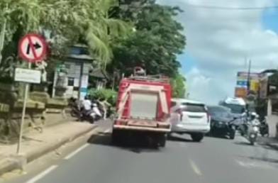 GIANYAR, BALINEWS.ID – Sebuah insiden lalu lintas terjadi saat petugas Pemadam Kebakaran (Damkar) Pos Ubud tengah dalam perjalanan menuju lokasi kebakaran di J…