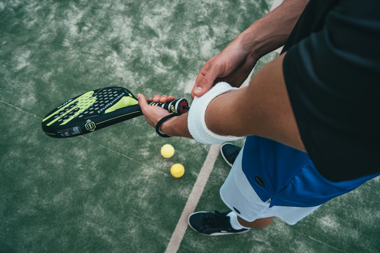 OLAHRAGA, Balinews.id - Setelah tenis, kini ramai beredar di media sosial sejumlah artis yang menggandrungi olahraga padel. Sebut saja Dian Sastro hingga Tasya…