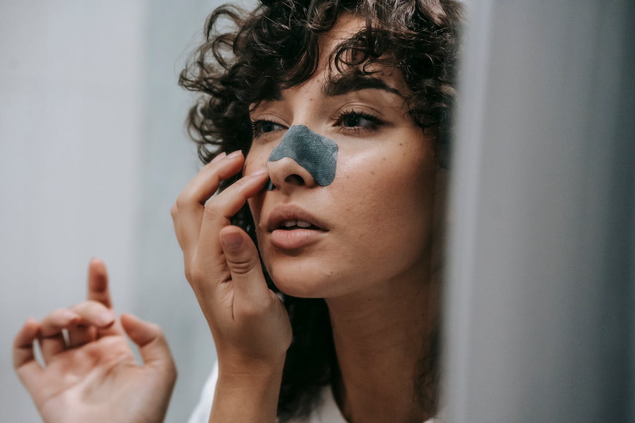 INTERMESO, Balinews.id - Komedo adalah salah satu masalah kulit yang paling sering muncul, terutama di area hidung, dahi, dan dagu. Meskipun tidak berbahaya, k…