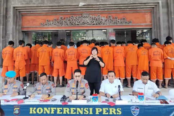 DENPASAR, Balinews.id - Kepolisian Daerah (Polda) Bali melalui Direktorat Reserse Kriminal Khusus berhasil mengungkap praktik penipuan daring bermodus “love sc…