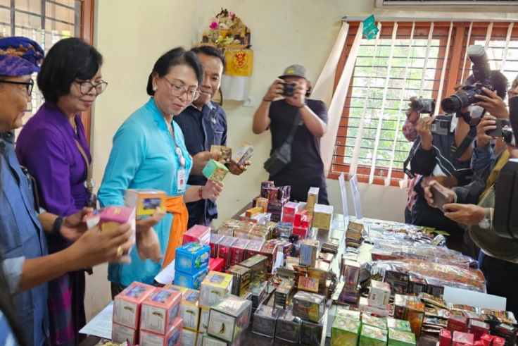 DENPASAR, Balinews.id - Balai Besar Pengawas Obat dan Makanan (BBPOM) di Denpasar menyita 73 obat tradisional yang mengandung bahan kimia obat (BKO) yang sehar…