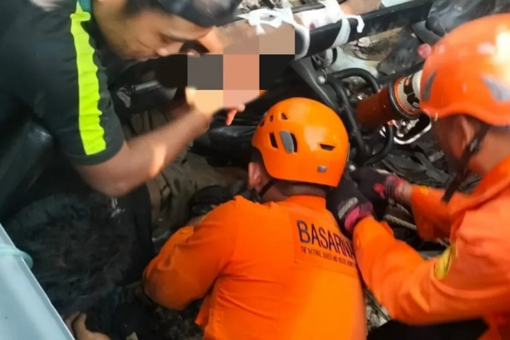 BADUNG, Balinews.id - Sebuah truk pengangkut pasir mengalami kecelakaan dan terjun ke jurang sedalam lima meter di kawasan Padang-Padang, Desa Pecatu, Kuta Sel…