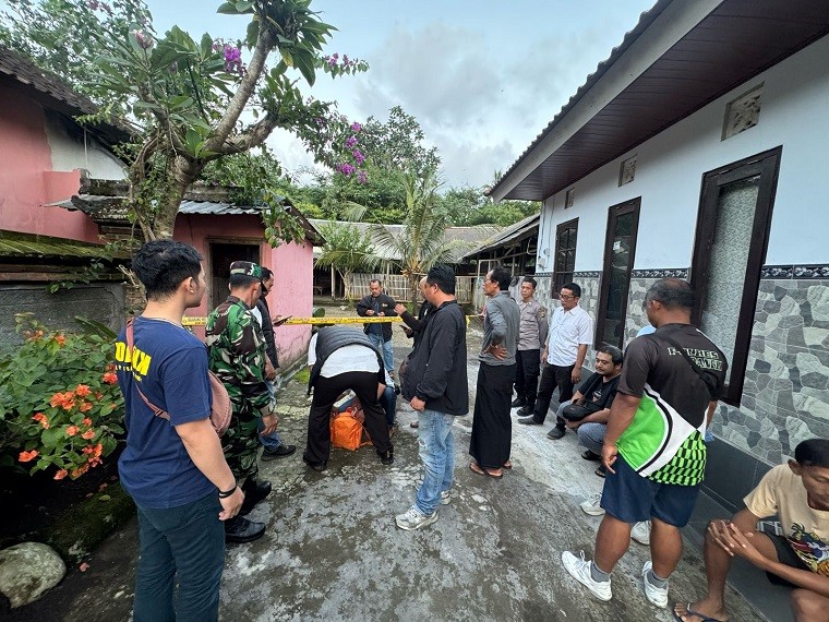 BANGLI, BALINEWS.ID – Warga Dusun Sidawa, Desa Tamanbali, Kecamatan Bangli digegerkan dengan peristiwa tragis pada Senin pagi (16/6/2025). Seorang ibu rumah ta…