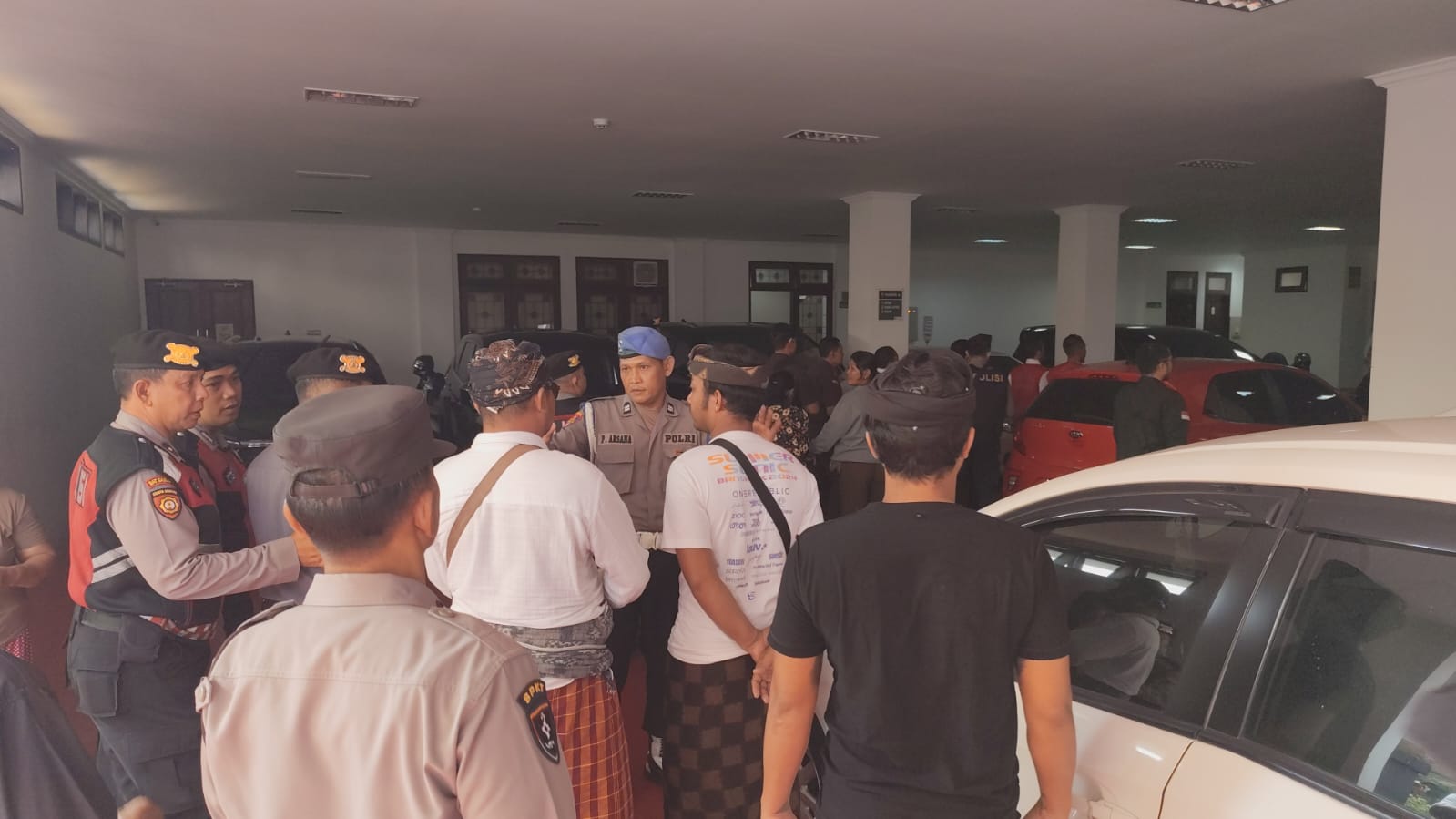 GIANYAR, BALINEWS.ID - Pengadilan Negeri (PN) Gianyar, pada Kamis (19/6) menggelar sidang kasus pembunuhan di Jalan Raya Tojan, Blahbatuh, Gianyar. Sidang diha…