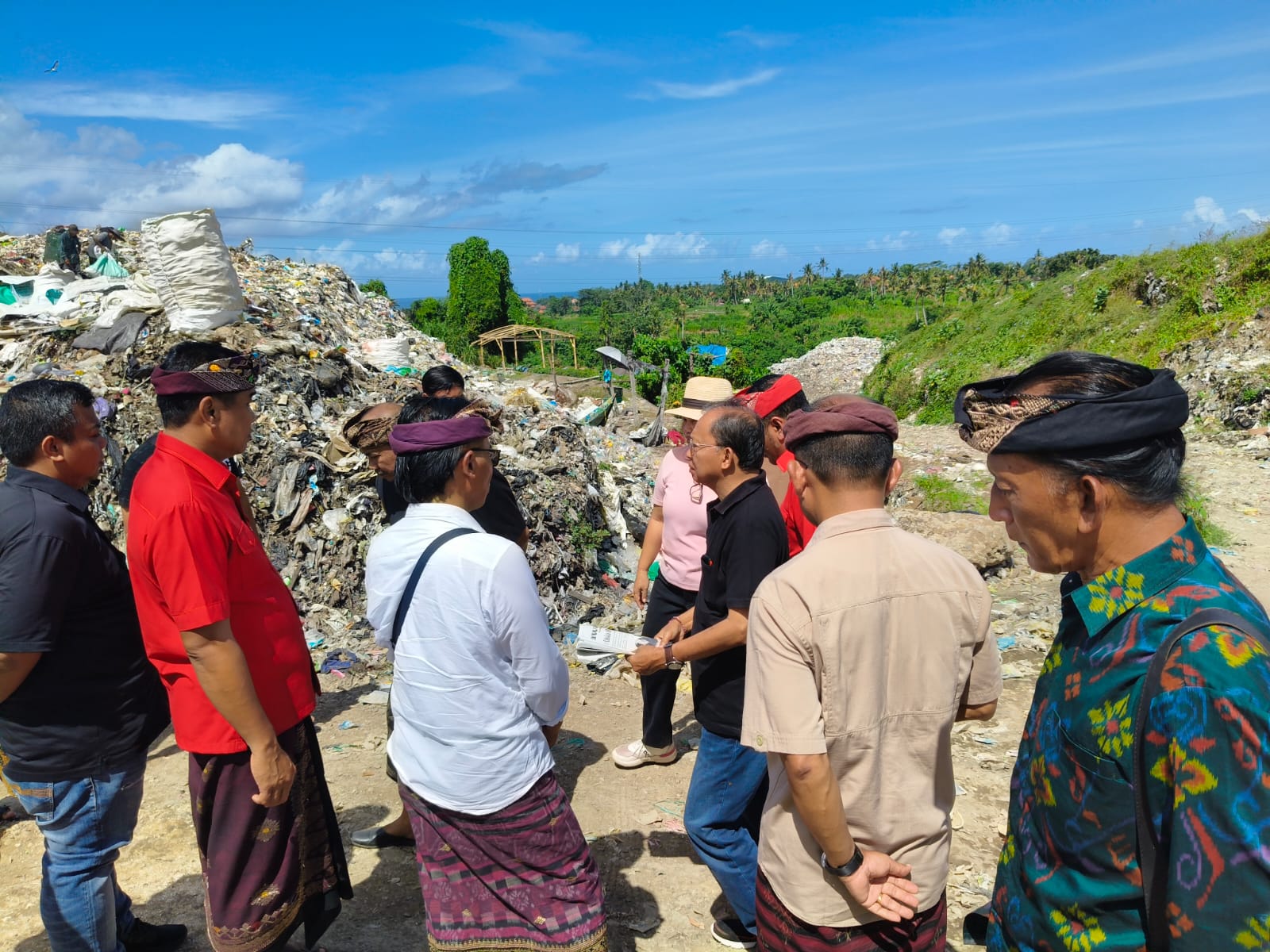 GIANYAR, BALINEWS.ID – Aksi penolakan warga Desa Temesi terkait wacana pemindahan TPA Suwung ke Temesi mengundang kehadiran Gubernur Bali, Wayan Koster pada Mi…