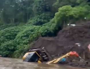 UBUD, GIANYAR – Satu unit alat berat jenis ekskavator terperosok ke sungai dalam aktivitas pengerukan lahan di kawasan Banjar Mawang Kaja, Desa Lodtunduh, Keca…