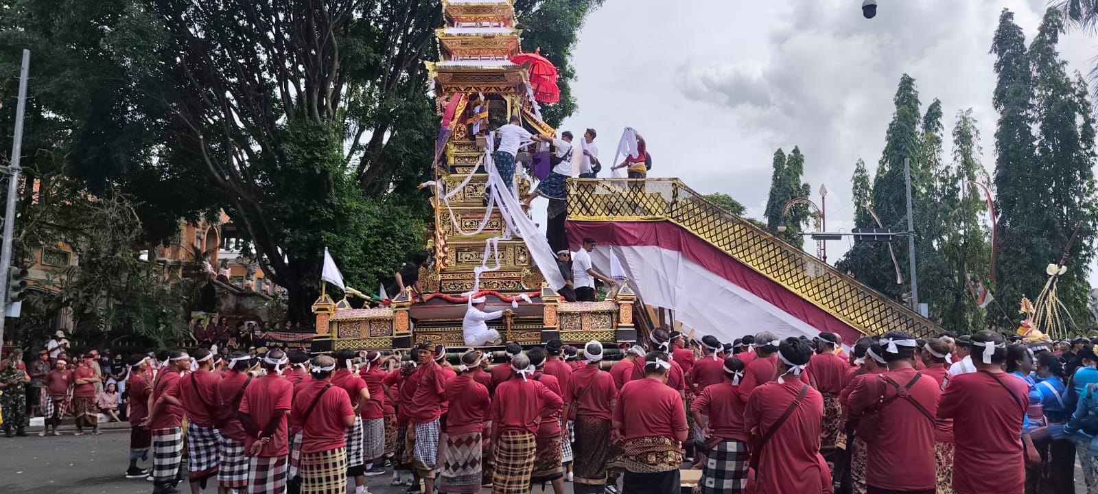 GIANYAR, BALINEWS.ID – Suasana haru dan penuh penghormatan menyelimuti prosesi pelebon Anak Agung Gde Raka Semara Putra, 49 tahun, putra tunggal mendiang manta…