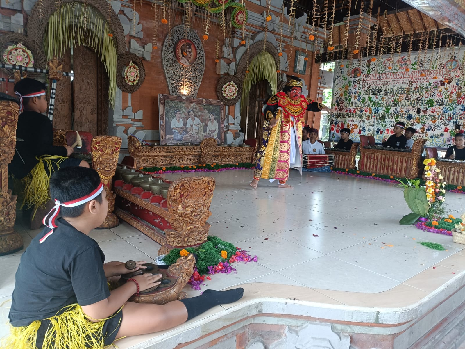 GIANYAR, BALINEWS.ID - Penampilan tari dari anak istimewa di Taman Pendidikan Sarin Rare menutup tahun ajaran 2024/2025. Rangkaian kegiatan akhir tahun ajaran …