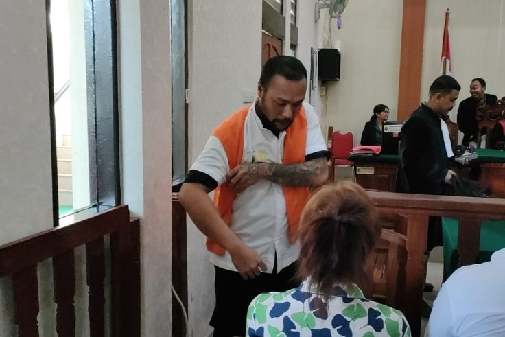 DENPASAR, BALINEWS.ID – Kasus pembunuhan tragis yang menewaskan Kadek Parwata di Jalan Nangka Utara, Denpasar, kian bergulir di meja hijau. Terdakwa Bastomi Pr…