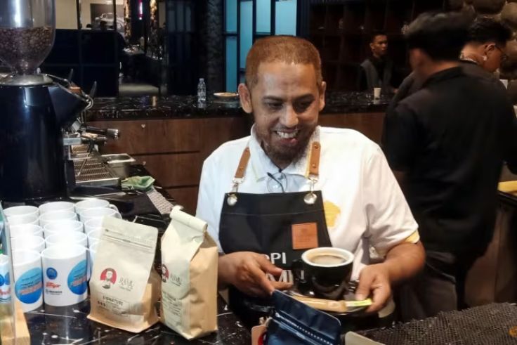 BALINEWS.ID - Dulu dikenal dunia sebagai perakit bom dalam tragedi Bom Bali I, kini Umar Patek memilih meracik aroma damai lewat seduhan kopi. Pria yang pernah…