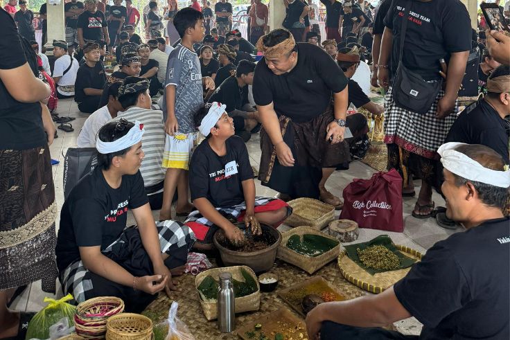 GIANYAR, BALINEWS.ID – Tawa, semangat, dan aroma rempah memenuhi udara Wantilan Pura Dalem Guwang, Sukawati, Gianyar, Minggu (28/6/2025), saat Parade Ngelawar …