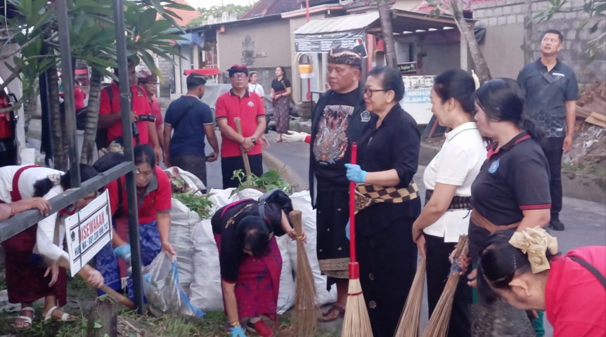 GIANYAR, BALINEWS.ID — Istri Gubernur Bali, Ny. Putri Suastini Koster, hadir langsung dalam kegiatan bersih-bersih lingkungan di Desa Adat Batuyang, Kecamatan …
