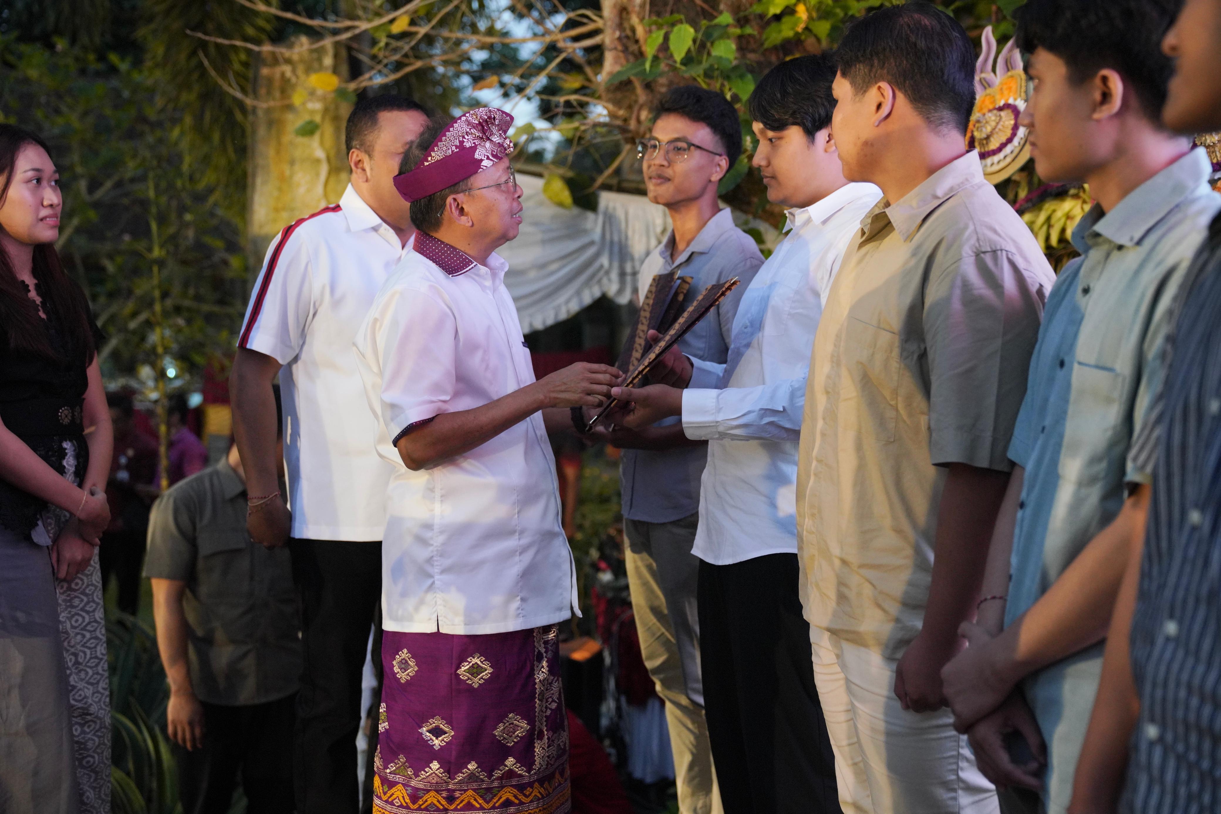 GIANYAR, BALINEWS.ID – Komitmen Pemerintah Provinsi Bali dan Kabupaten Gianyar dalam meningkatkan kualitas pendidikan kembali ditegaskan melalui peluncuran Pro…