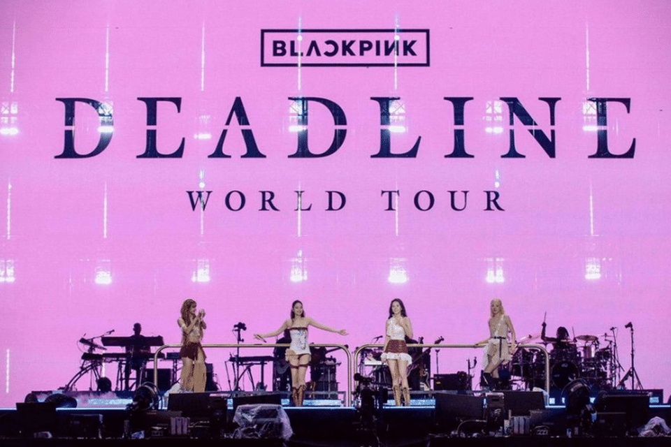 HIBURAN, Balinews.id - BLACKPINK untuk pertama kalinya membawakan lagu terbaru mereka berjudul 'Jump' dalam konser 'Deadline' yang digelar pada 5–6 Juli 2025 d…