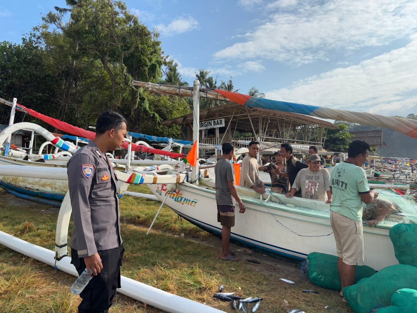 KARANGASEM, BALINEWS.ID - Gelombang tinggi dan angin kencang yang melanda perairan timur Bali dalam beberapa hari terakhir memaksa para nelayan Karangasem untu…