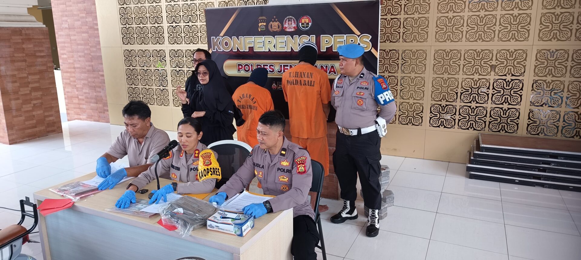 JEMBRANA, BALINEWS.ID  - Seorang pria berinisial M (36) harus berurusan dengan pihak kepolisian lantaran melakukan perampokan. Sasarannya adalah emak-emak yang…