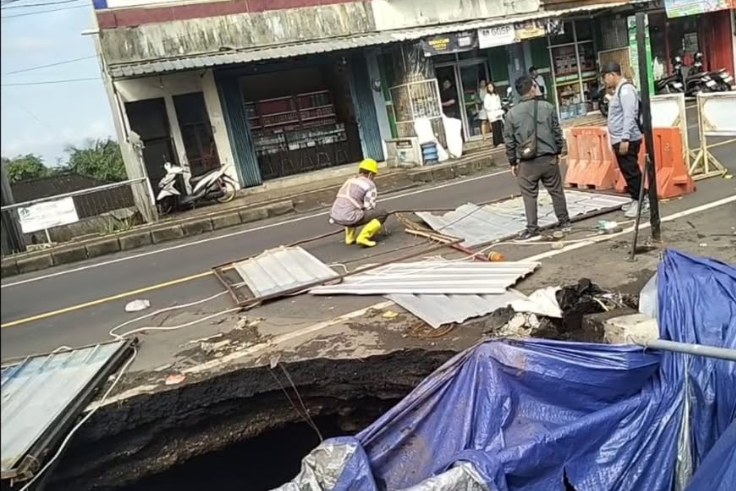 TABANAN, Balinews.id - Amblasnya ruas Jalan Nasional Antosari–Megati di KM 38+725, tepatnya di depan Pasar Bajera, ternyata disebabkan oleh jebolnya crossdrain…
