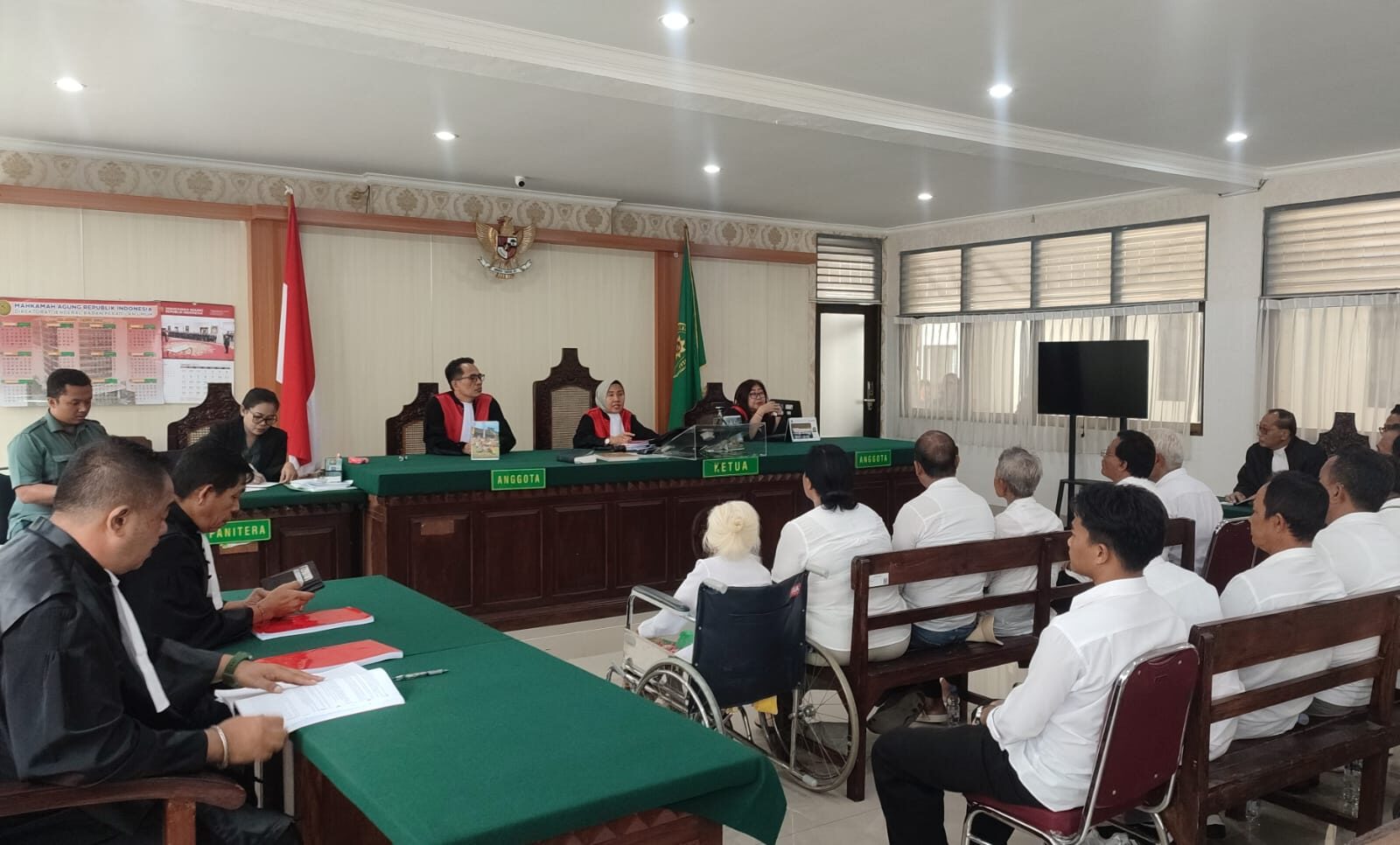 DENPASAR, BALINEWS.ID - Dadong (nenek) berusia 93 tahun, Ni Nyoman Reja akhirnya dijatuhkan tuntutan 1 bulan 4 hari saat mengikuti sidang di ruang Candra, Peng…