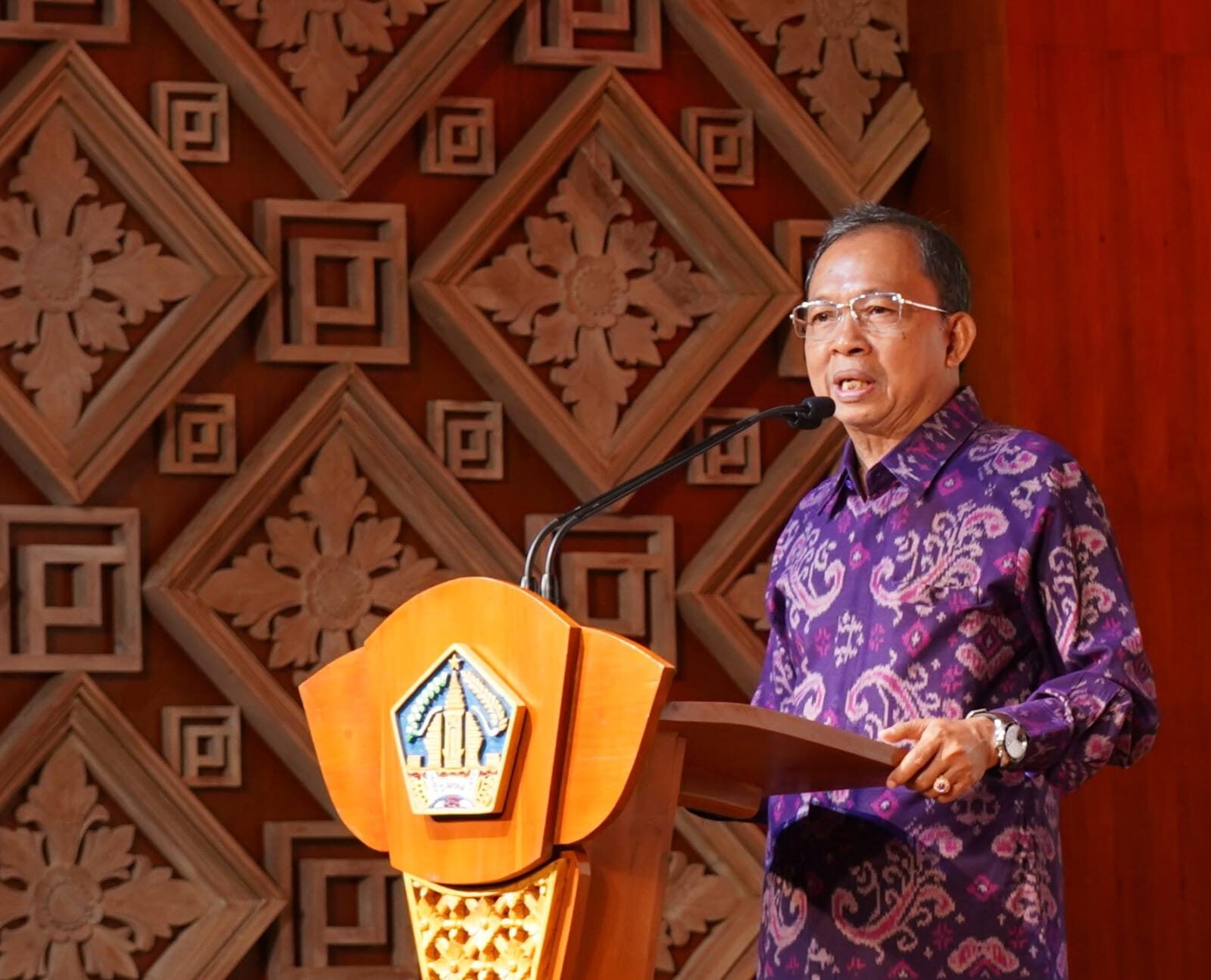 DENPASAR, Balinews.id - Gubernur Bali Wayan Koster mengeluhkan karakter orang Bali mulai menurun. Tak sedikit semeton Bali yang mulai dikit-dikit mengambil lan…