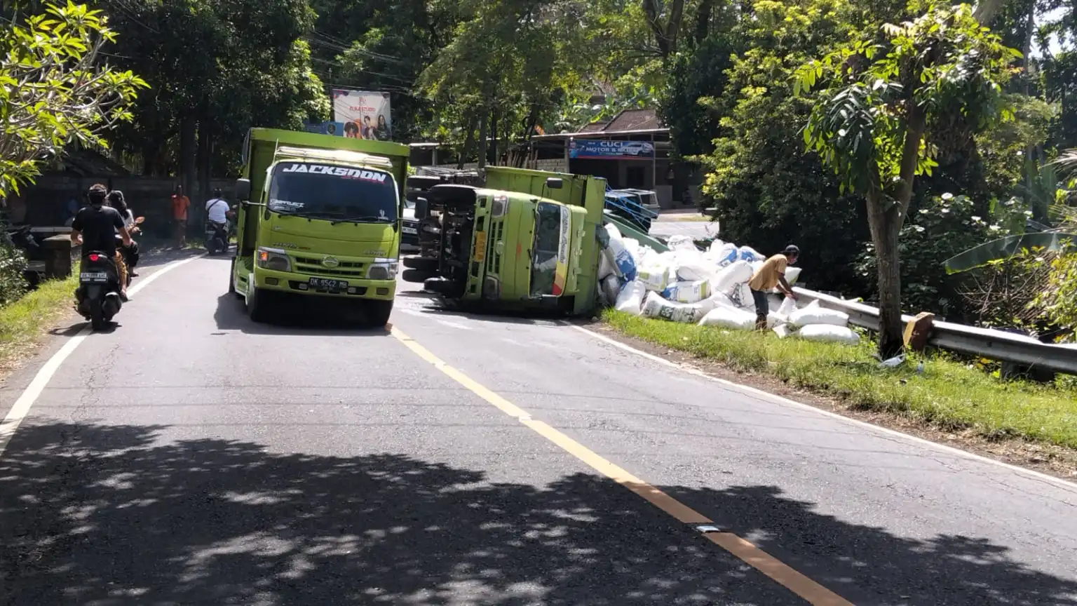 KARANGASEM, BALINEWS.ID – Sebuah truk bermuatan dedak terguling di jalur Amlapura–Denpasar, tepatnya di Banjar Dinas Tengading, Desa Antiga, Kecamatan Manggis,…