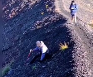 KARANGASEM, BALINEWS.ID – Sebuah video yang memperlihatkan aksi nekat seorang pendaki Gunung Agung menuruni lereng terjal demi mengambil topinya yang jatuh, ba…