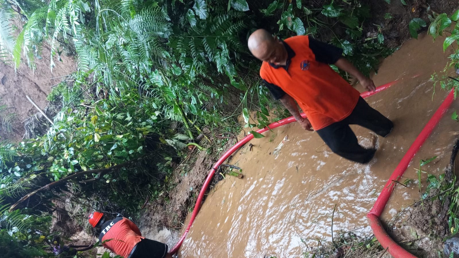 TEGALLALANG, BALIEWS.ID – Bencana tanah longsor yang menutup saluran irigasi di Subak Pinjul, Desa Kenderan, Kecamatan Tegallalang, berhasil ditangani dengan c…