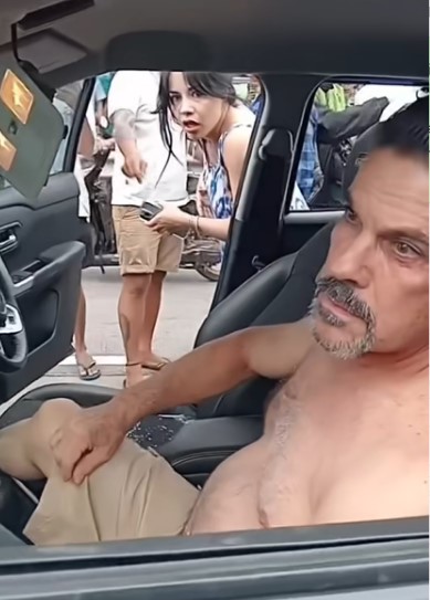 GIANYAR, BALINEWS.ID – Dua warga negara asing (WNA) asal Amerika Serikat diamankan polisi setelah terlibat kecelakaan lalu lintas dan dikejar massa sejauh bela…
