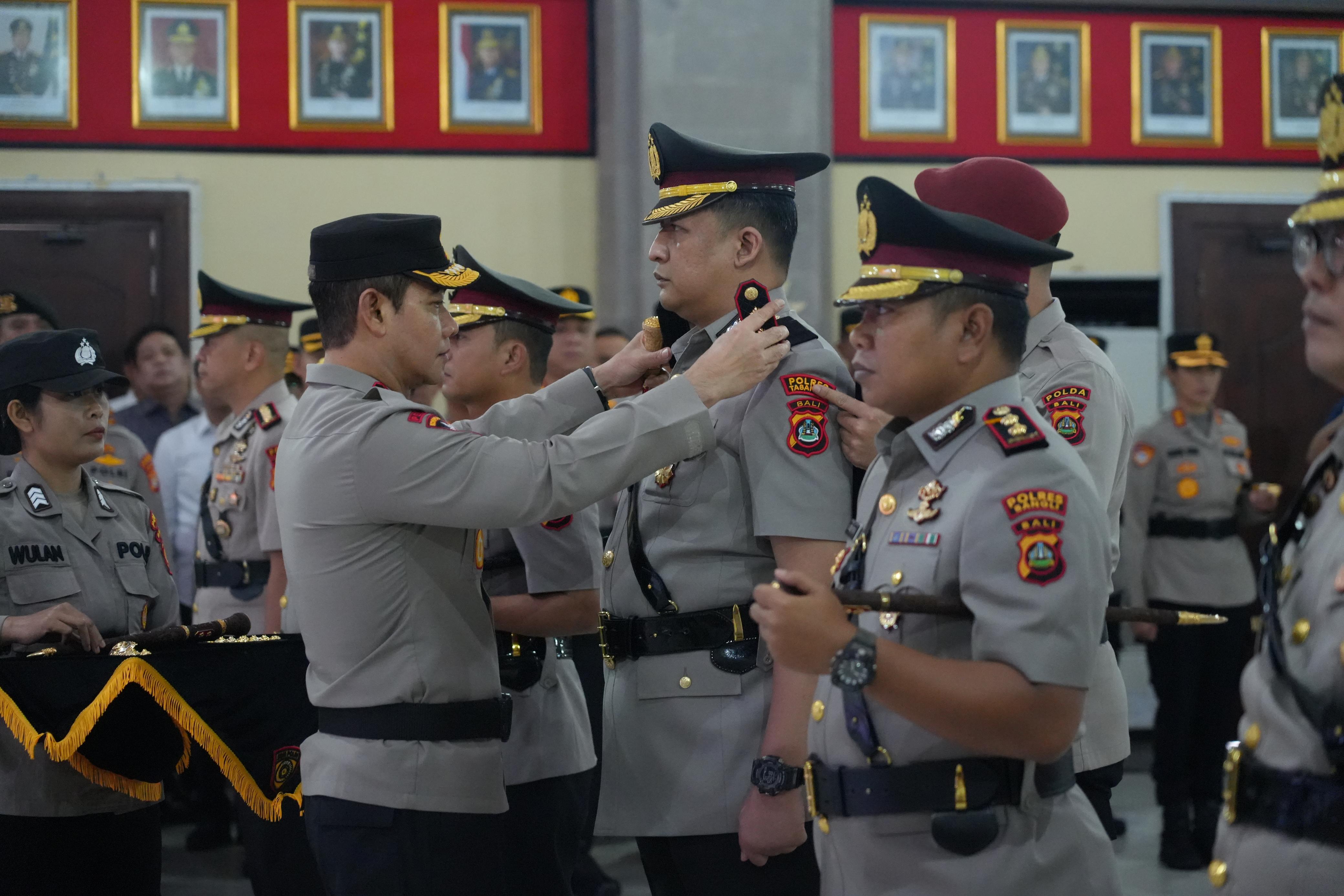 DENPASAR, BALINEWS.ID – Gelombang mutasi di lingkungan Polda Bali resmi bergulir. Salah satu yang menjadi sorotan adalah pergantian jabatan Kapolres Bangli, me…
