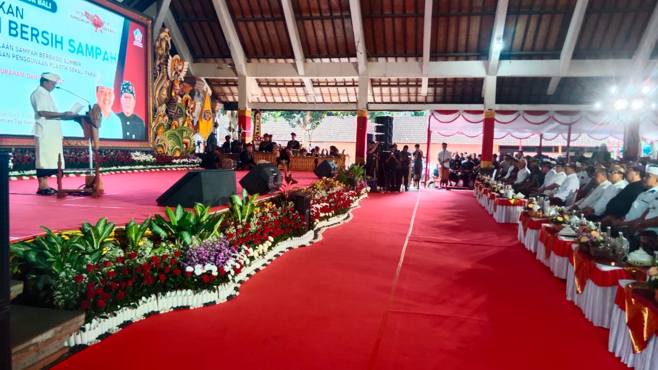 GIANYAR, BALINEWS.ID - Gubernur Bali, I Wayan Koster, memberikan pengarahan Gerakan Bali Bersih Sampah yang digelar di Wantilan Pura Samuan Tiga, Desa Bedulu, …