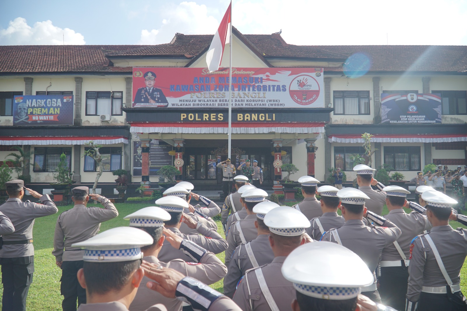 BANGLI, BALINEWS.ID - Dalam upaya meningkatkan keselamatan dan kesadaran berlalu lintas masyarakat, Polres Bangli resmi menggelar Apel Gelar Pasukan Operasi Pa…