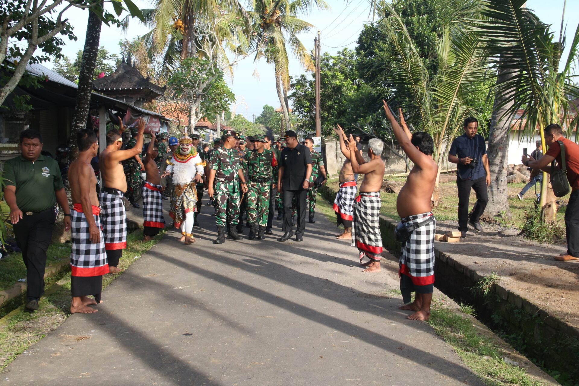GIANYAR, BALINEWS.ID - Program TNI Manunggal Membangun Desa (TMMD) Ke-125 resmi menyasar Desa Batuan, Kecamatan Sukawati, Kabupaten Gianyar. Melalui program te…