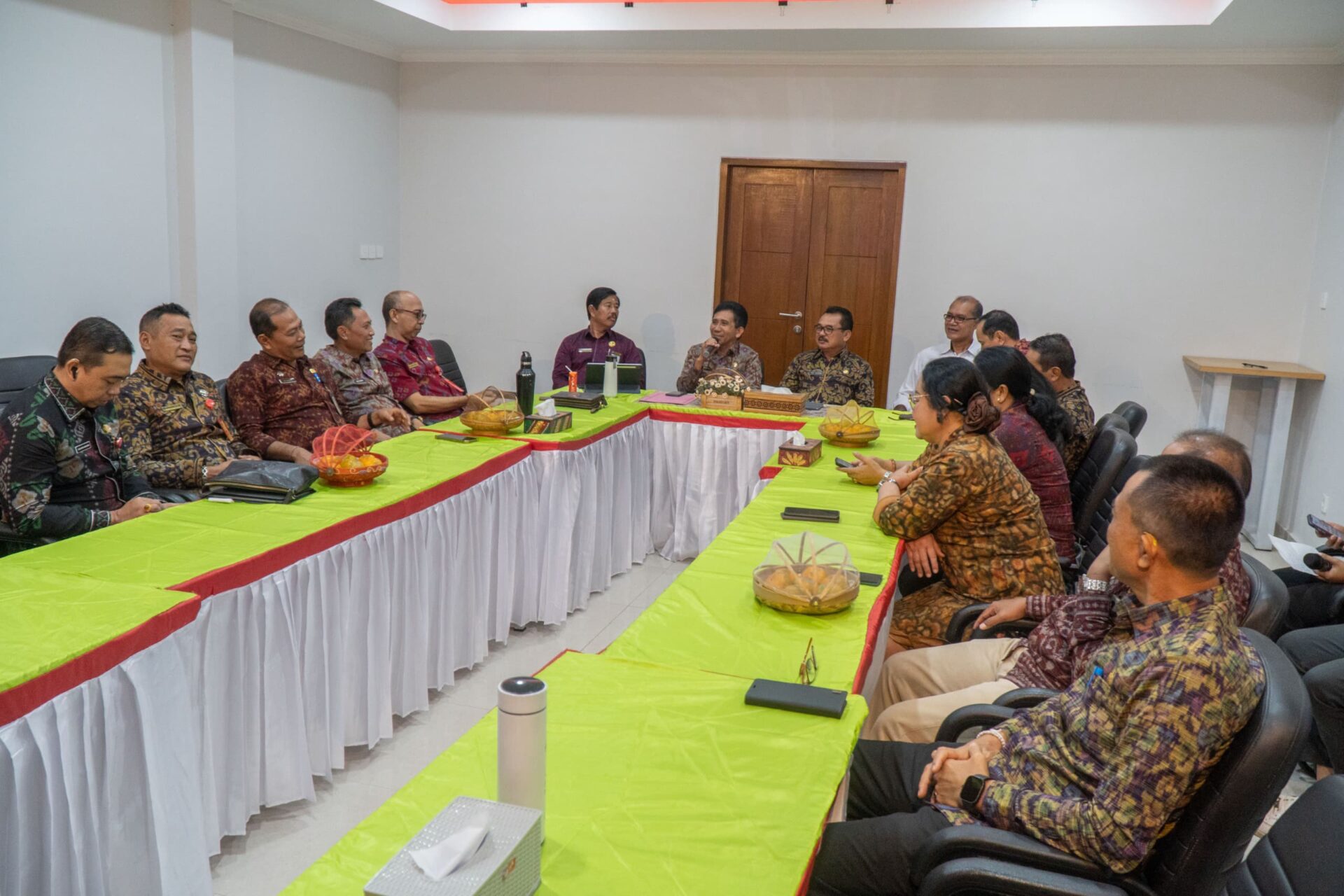 BANGLI, BALINEWS.ID - Komitmen Kabupaten Bangli dalam mengelola sampah berbasis sumber kembali mendapat sorotan positif. Dalam Rapat Koordinasi (Rakor) Staf Ah…