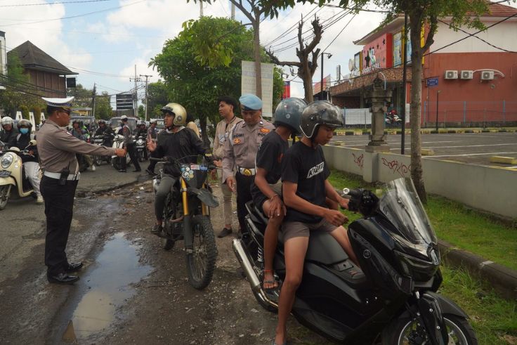 DENPASAR, BALINEWS.ID – Operasi Patuh Agung 2025 resmi digelar. Di hari pertama pelaksanaan, Senin (14/7/2025), Satuan Lalu Lintas Polresta Denpasar langsung m…