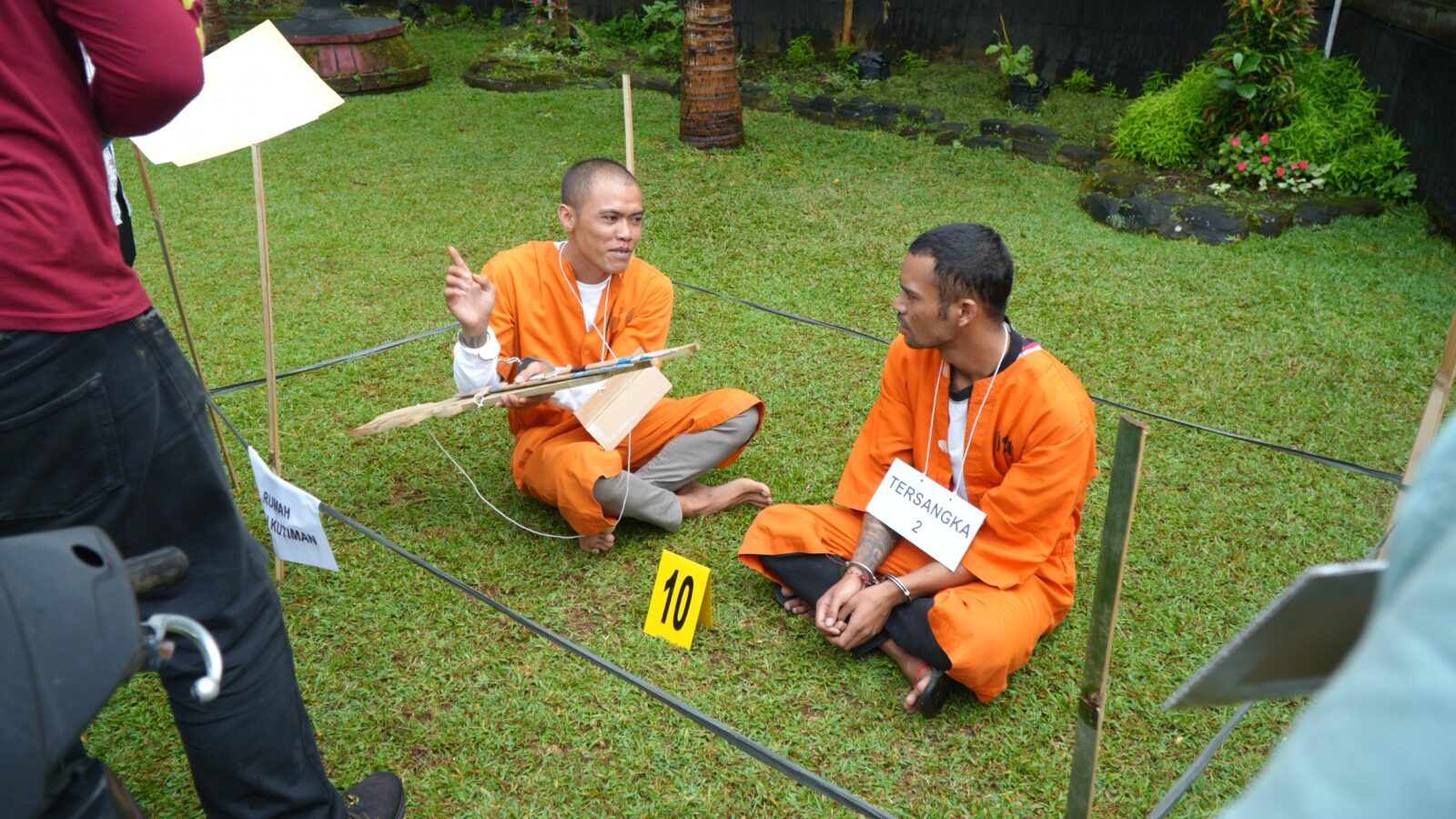 BANGLI, BALINEWS.ID - Satuan Reserse Kriminal (Satreskrim) Polres Bangli menggelar rekonstruksi kasus dugaan tindak pidana penganiayaan berat yang dilakukan de…