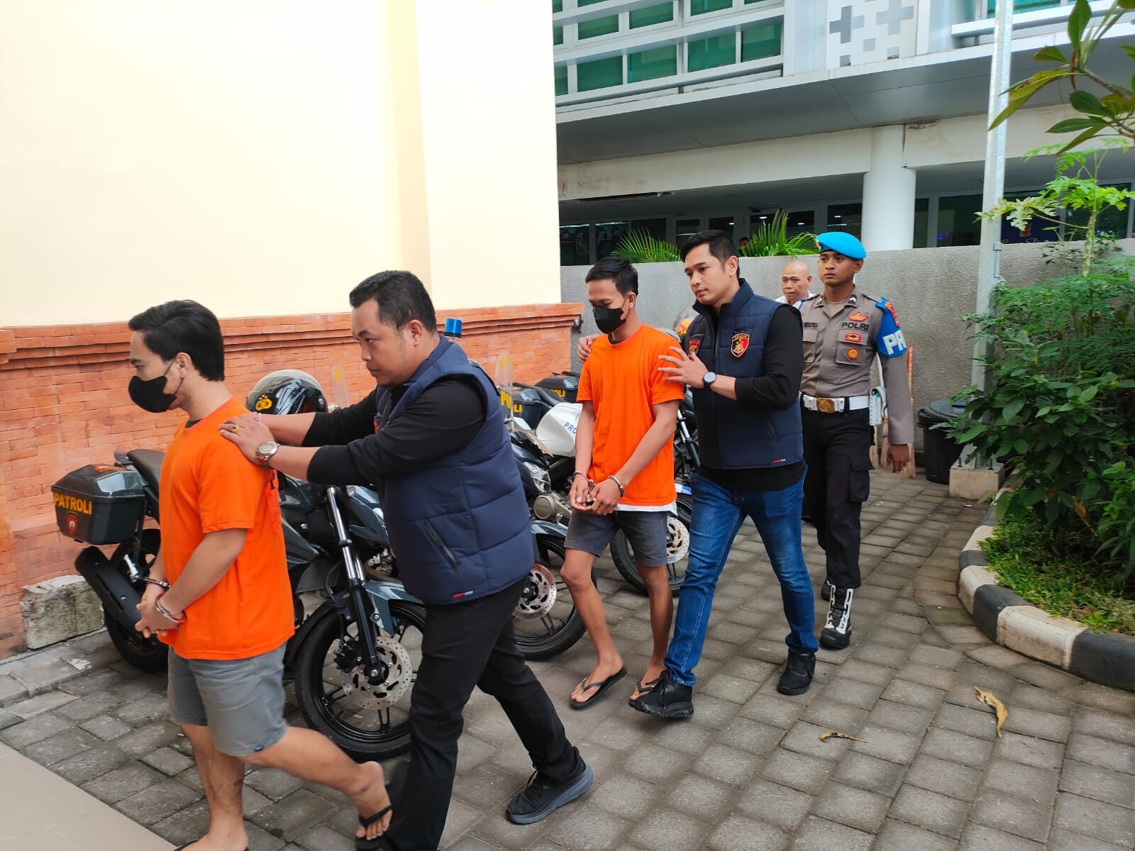 BADUNG, BALINEWS.ID – Kecanduan judi online dan terhimpit utang mendorong dua pemuda asal Kerobokan, IGYPAP (26) dan MA (26), nekat mencuri ban mobil. Aksi mer…