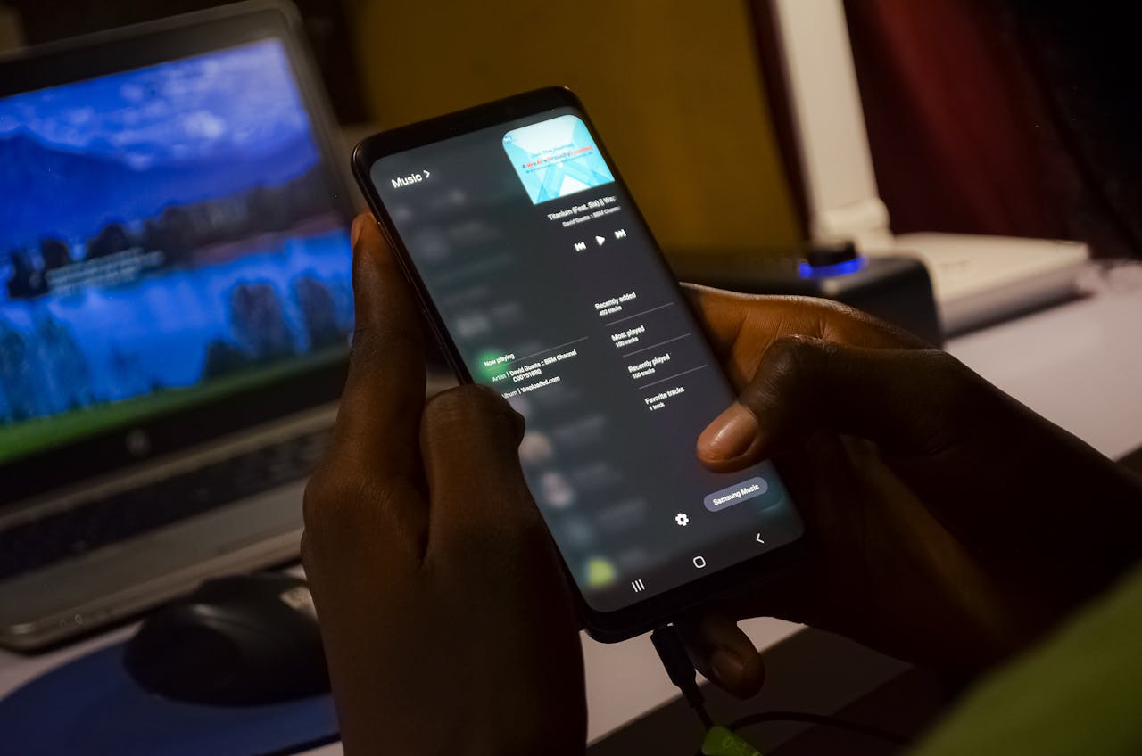 INTERMESO, Balinews.id - Pernahkah kamu merasa mata lebih nyaman di malam hari saat membuka ponsel dengan tampilan gelap alias dark mode? Dark mode, atau mode …