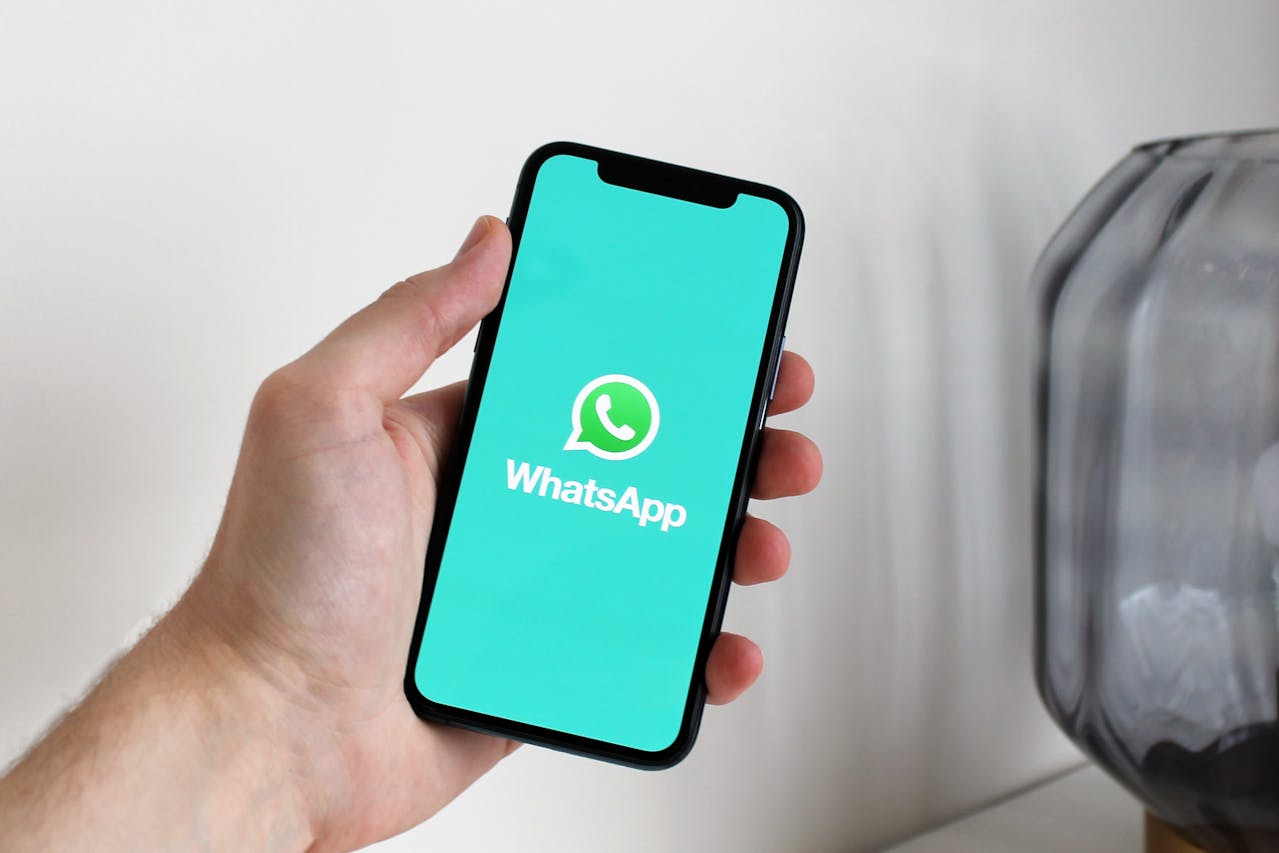 Nasional, Balinews.id - Isu rencana pembatasan layanan panggilan suara dan video melalui aplikasi seperti WhatsApp dan Voice over Internet Protocol (VoIP) semp…