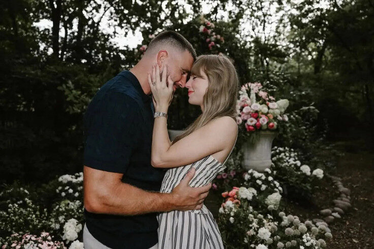 HIBURAN, BALINEWS.ID - Akhirnya Taylor Swift resmi bertunangan dengan bintang NFL Travis Kelce, setelah dua tahun berpacaran. Pengumuman itu diketahui melalui …
