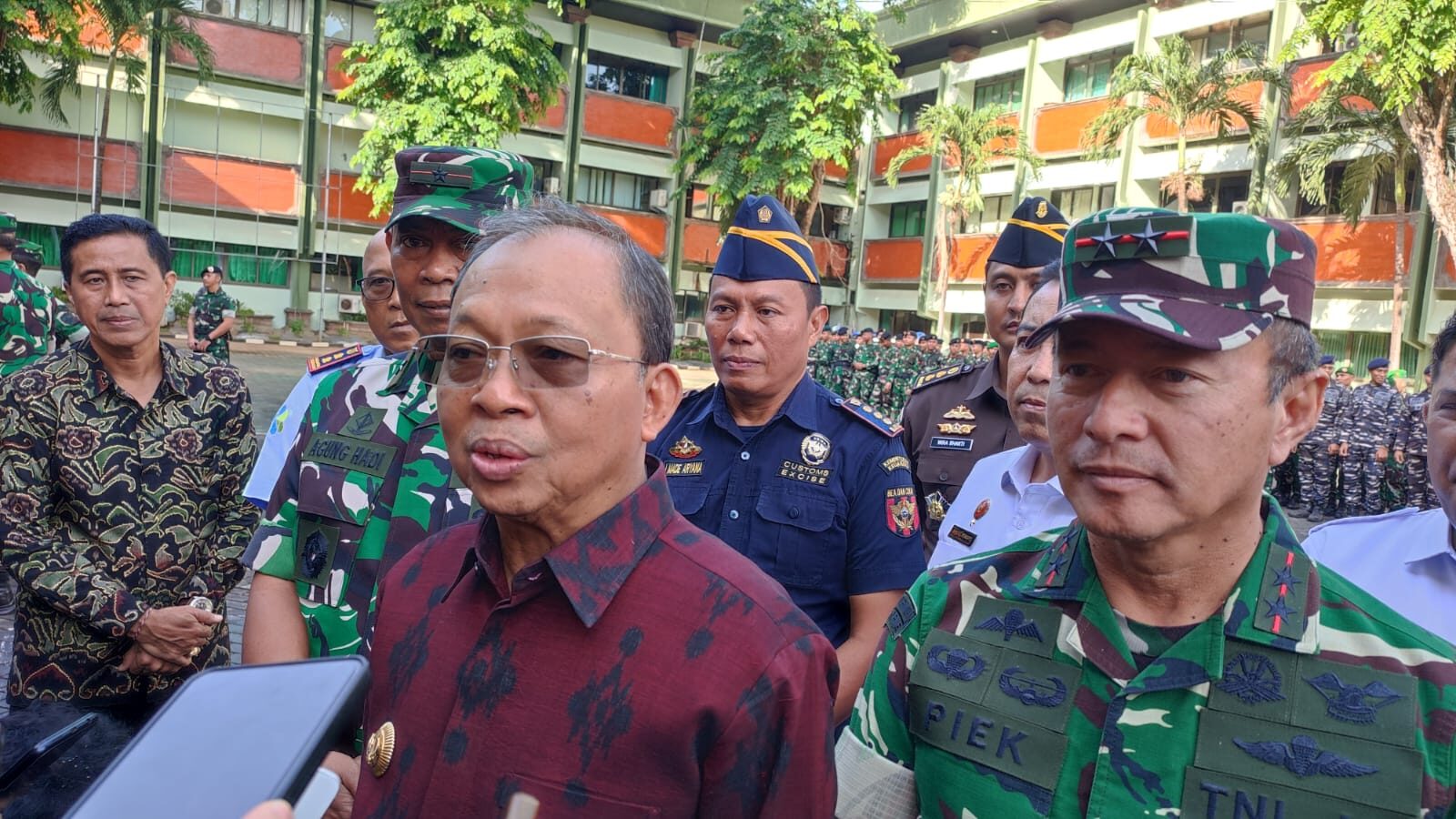 Wayan Koster Respon Demo Hari ini: Silahkan Demo, Jangan Timbulkan Ketegangan Baru Denpasar, BaliNews.id - Aksi demo di depan Polda Bali dihadiri ratusan orang…