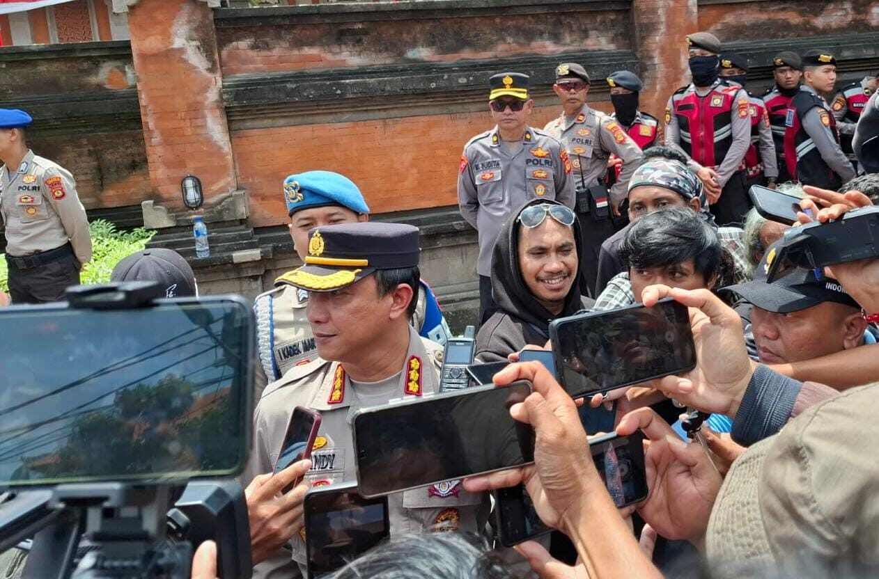DENPASAR, BALINEWS.ID - Aksi unjuk rasa yang digelar di depan Markas Polda Bali, Jalan WR Supratman, Denpasar, pada Sabtu (30/8/25) berakhir ricuh. Polisi pun …