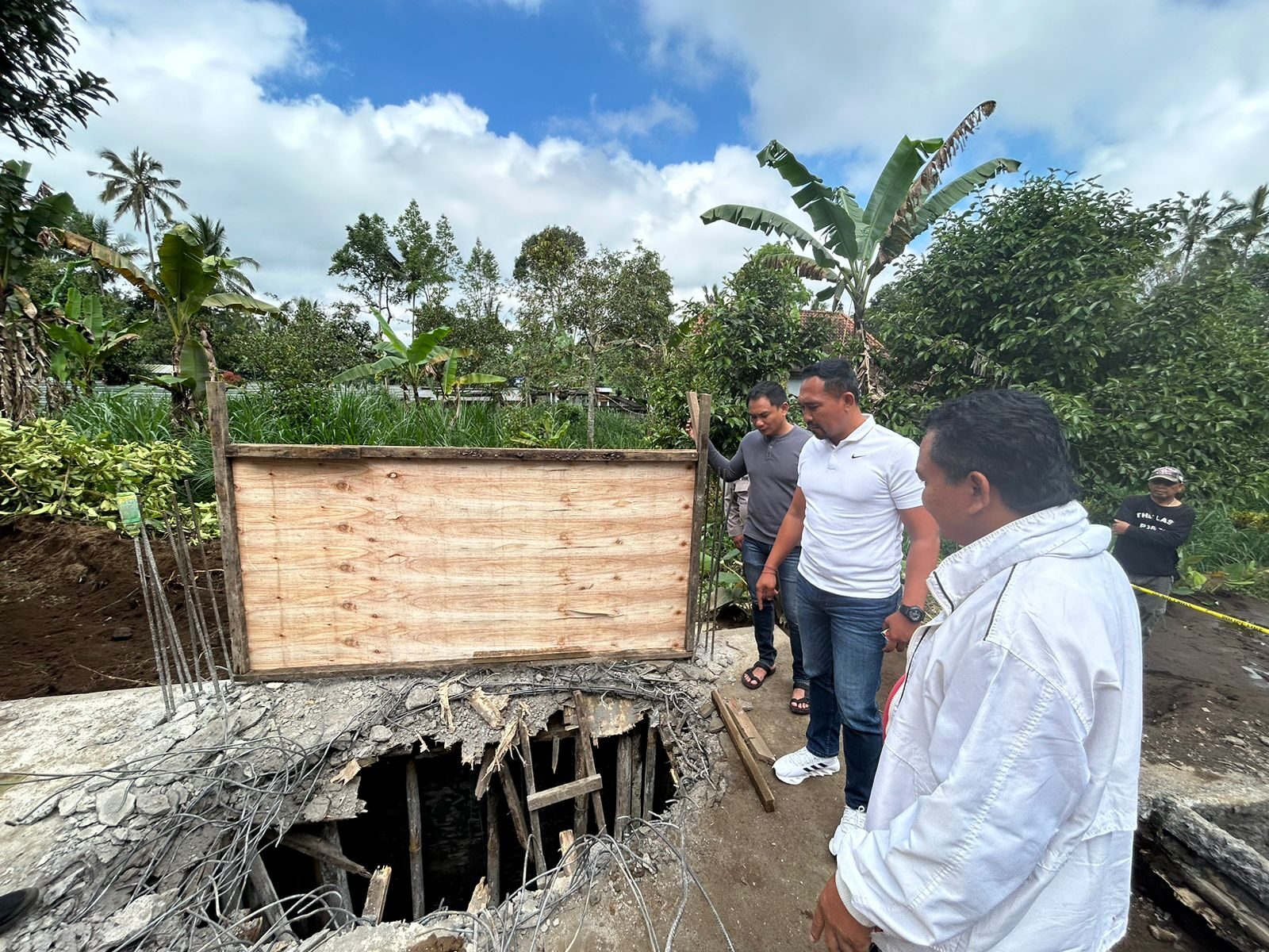 BANGLI, BALINEWS.ID - Musibah kecelakaan kerja kembali terjadi. Kali ini menimpa empat orang buruh di area proyek bak penampungan air milik gudang sepeda Bali …