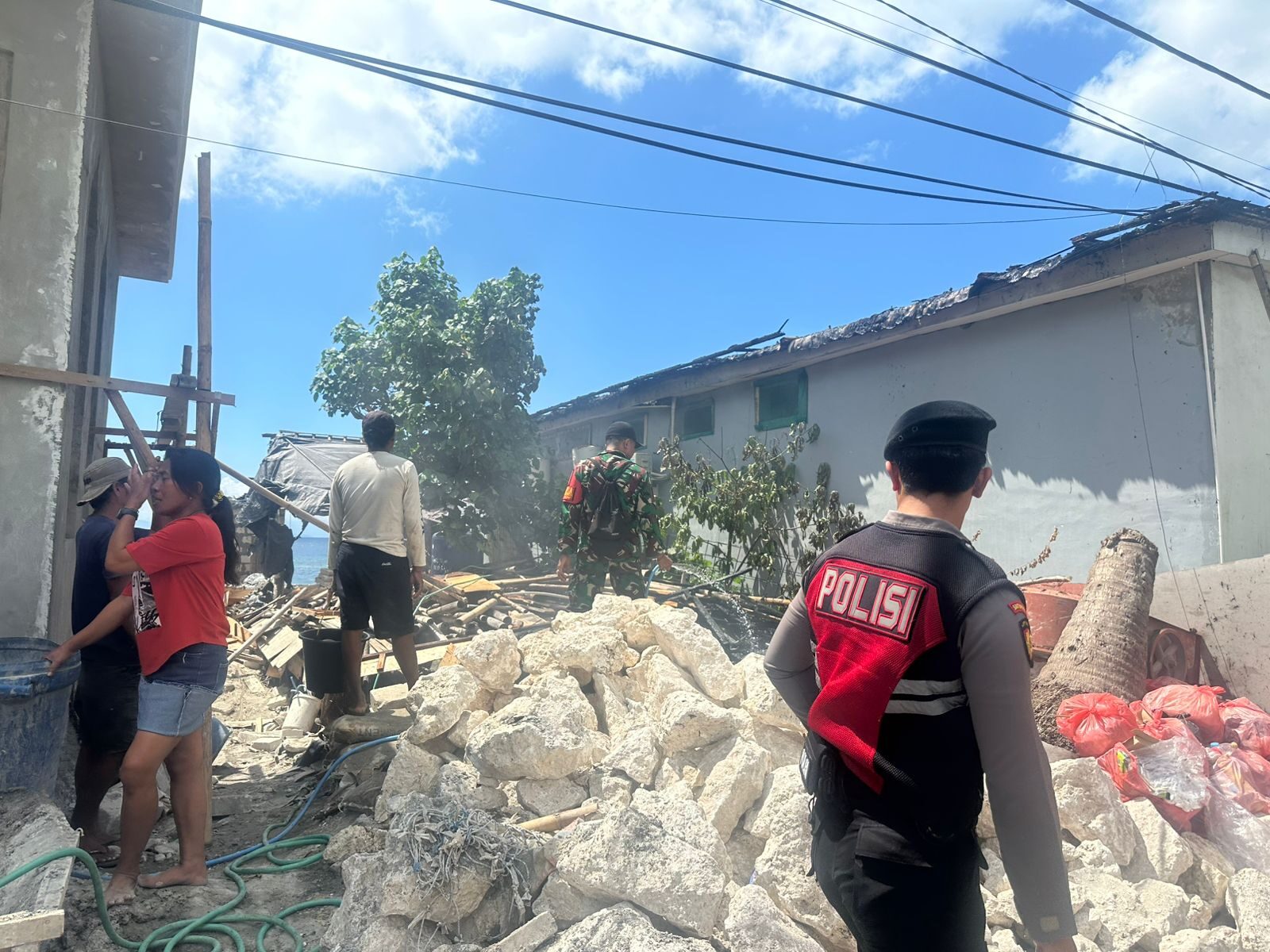 KLUNGKUNG, BALINEWS.ID - Bangunan vila di wilayah Banjar Bodong, Desa Ped, Nusa Penida, hangus terbakar pada Sabtu (2/8). Insiden ini diduga dipicu oleh api da…